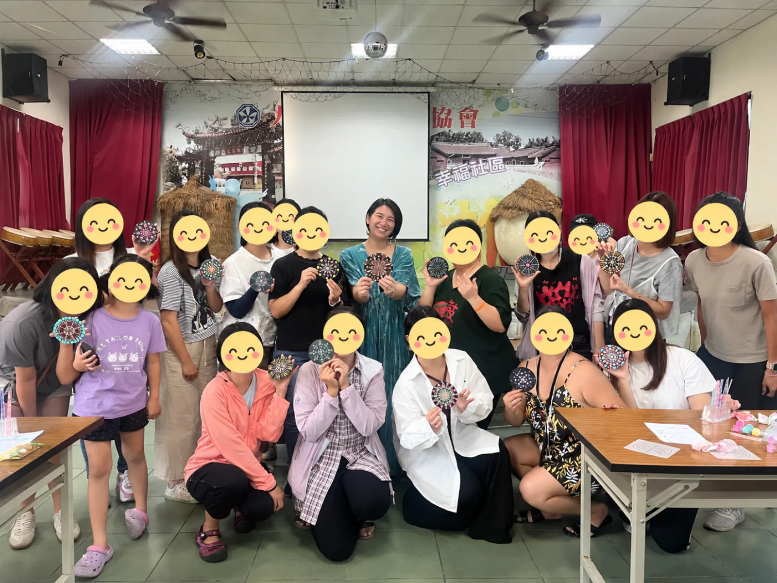 曼陀羅點繪工作坊學員合照，學員臉部已遮蓋