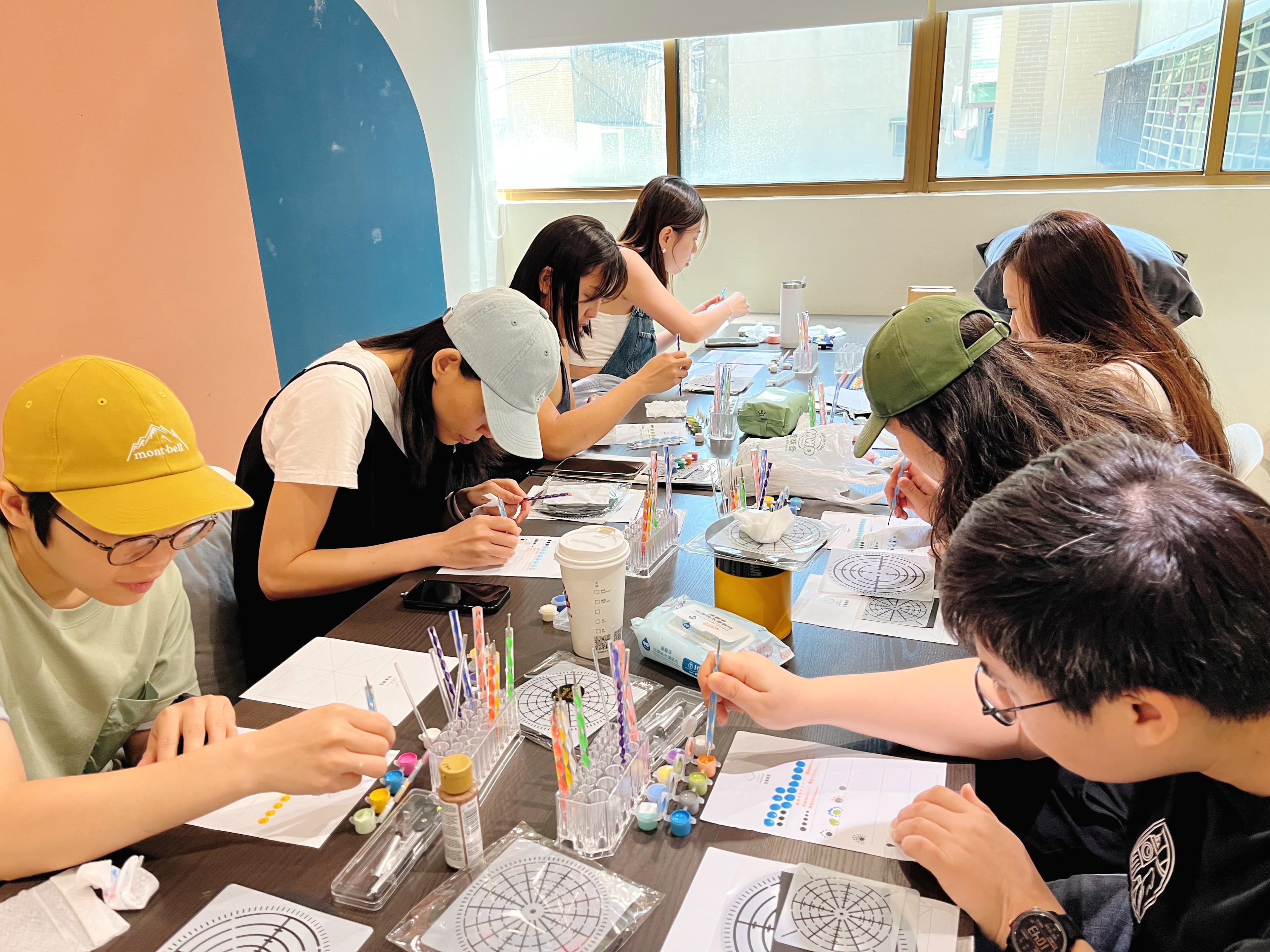 學員在實體點點曼陀羅課程中專心創作